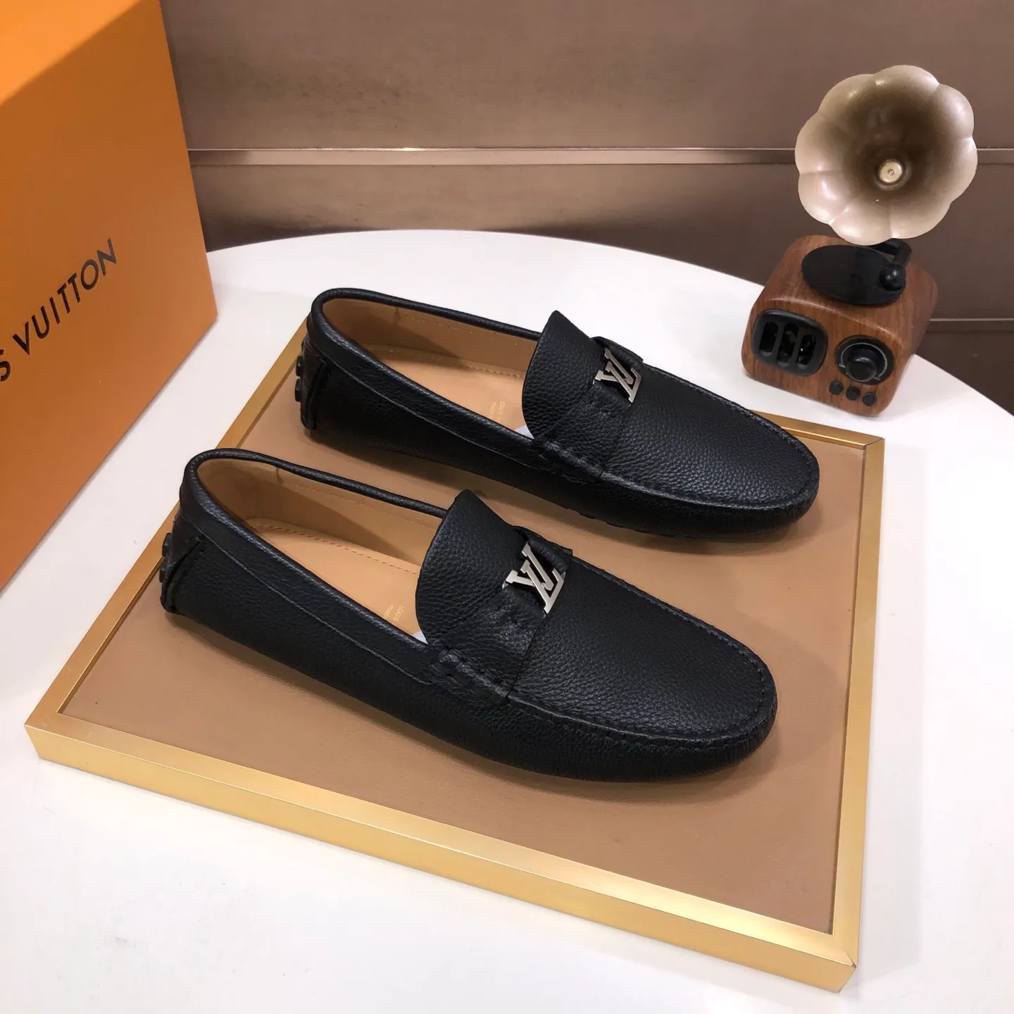 Men's men's shoes 💰420💰 [LV Doudou shoes] (water-dyed cowhide lining) new model is on the market, available on the official website. The new Doudou shoes are processed into single-color materials, and the uppers are made of imported cowhide material. The body of the shoe is fully hemmed with mark thread, and is lined with imported original cowhide leather. The elegant shoe shape is super suitable for all-matching, and the size is 38-44.